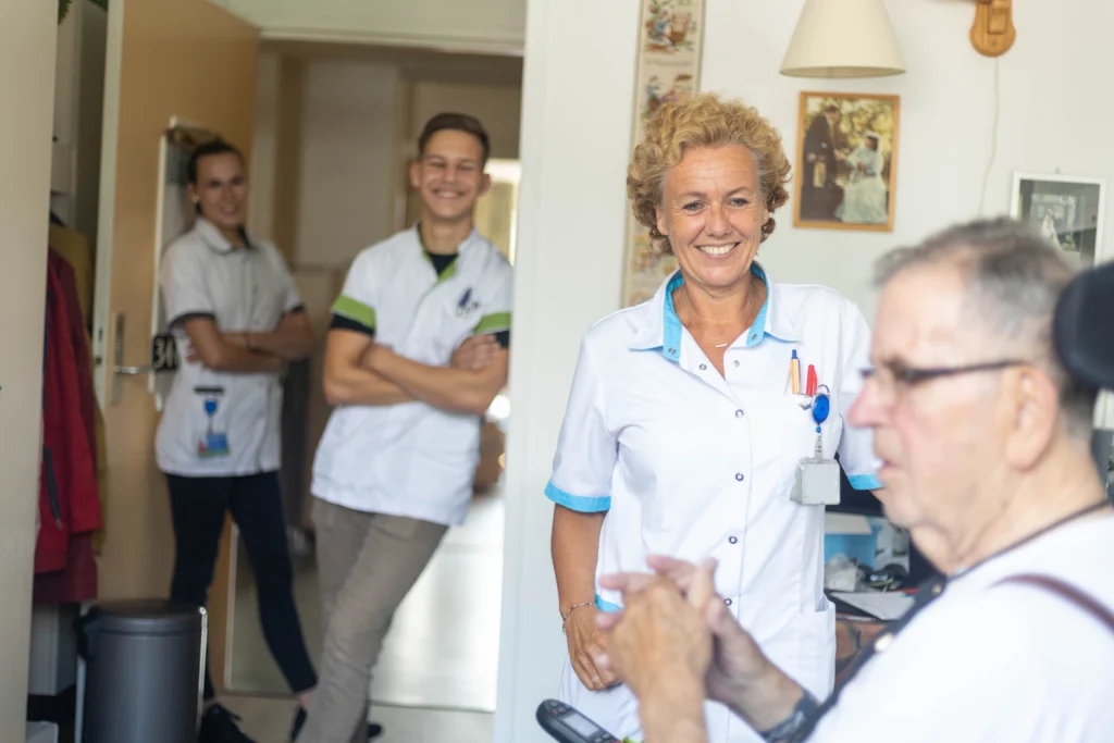 Een modern zorggebouw met grote ramen en groene omgeving bij Maanderzand in Ede, Nederland