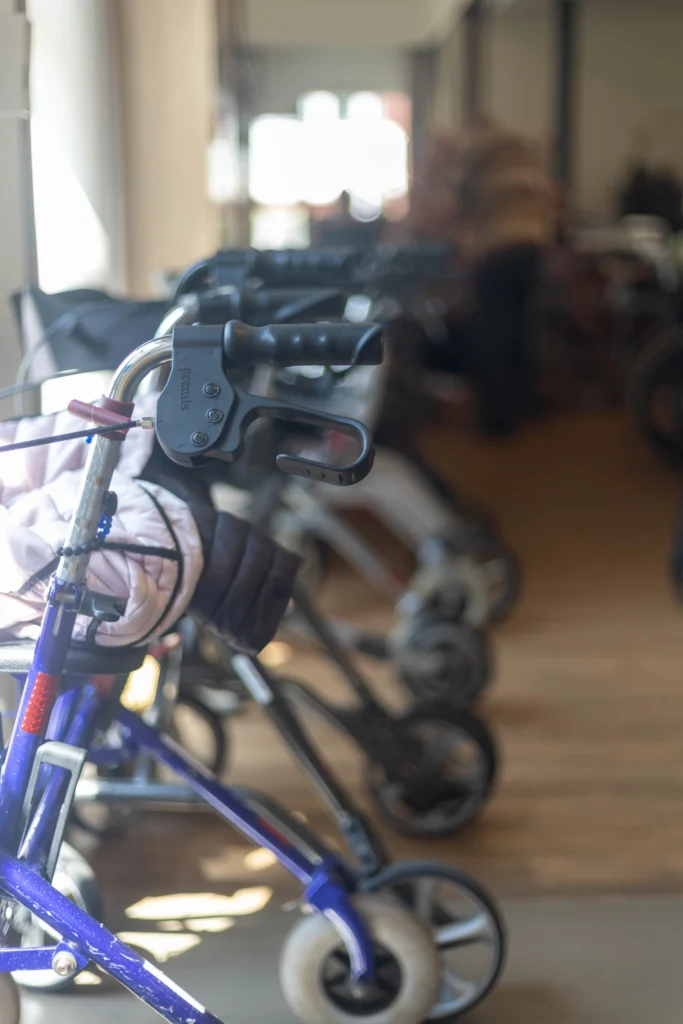 Een groen park met wandelpaden en bankjes omringd door bomen en struiken in het Maanderzand Ede