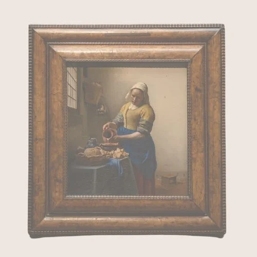 Schilderij van jonge vrouw in traditionele kleding achter tafel met potten in natuurlijk licht