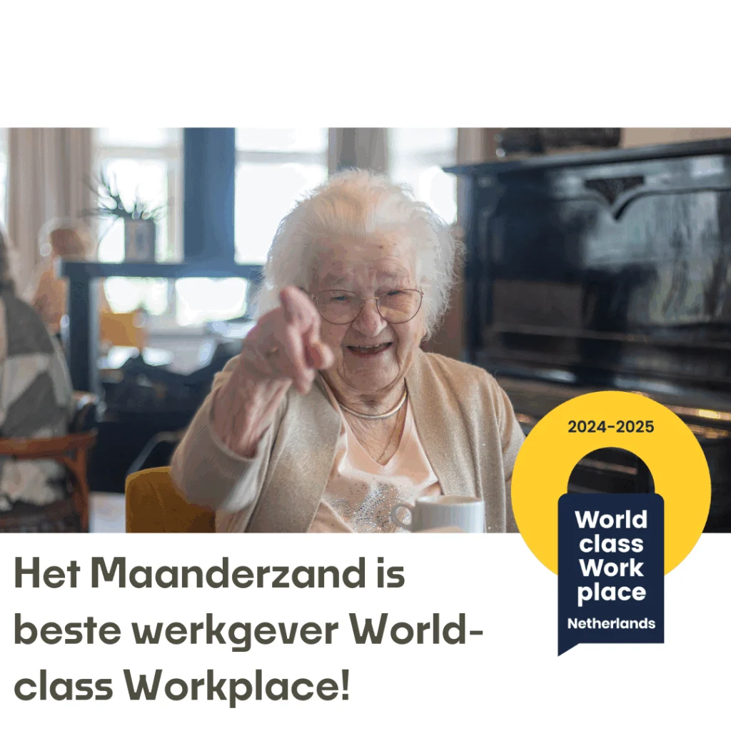 Oudere vrouw glimlacht en wijst naar camera, met piano, planten en meubels op achtergrond, tekst en logo